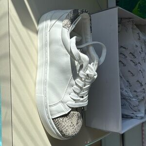 Brand new size 6 sneaker